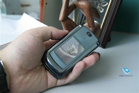 Mobile-review.com Обзор GSM-телефона Motorola RAZR2 V8