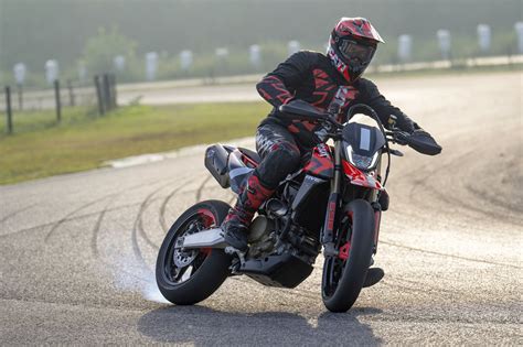 Motorrad Vergleich Aprilia SXV 550 Supermoto 2008 vs. Ducati ...