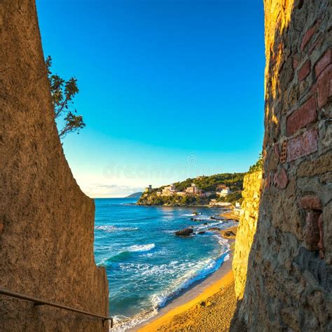 Puesta Del Sol De Castiglioncello En Roca La Playa Y El Mar Del