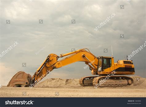 Super Heavy Duty Excavator With A Operating Weight Of 154 000 Lb 70