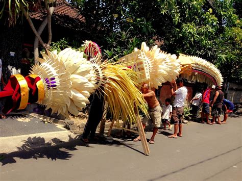 MENGENAL PENJOR DALAM TRADISI BUDAYA BALI PADA SAAT HARI RAYA GALUNGAN