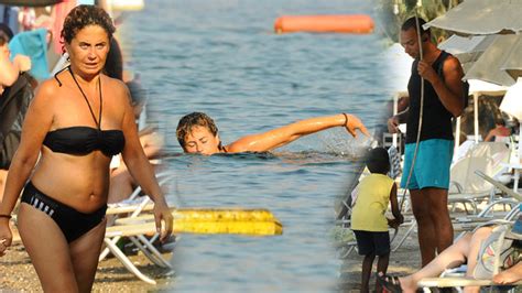 9 Hot Sexy Esra Akkaya Bikini Pics