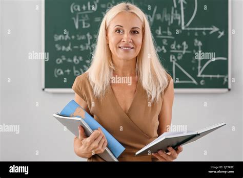 Professeur de géographie mature avec carte du monde et livre en classe Photo Stock Alamy