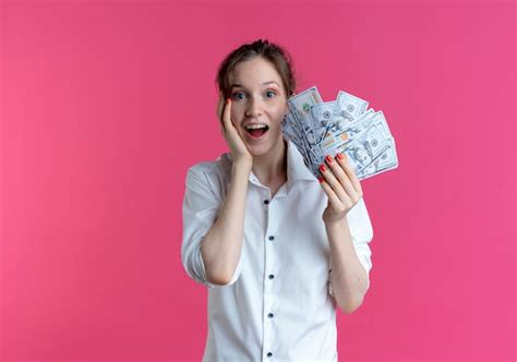 Jeune Fille Russe Blonde Surprise Met La Main Sur Le Visage Tenant De L