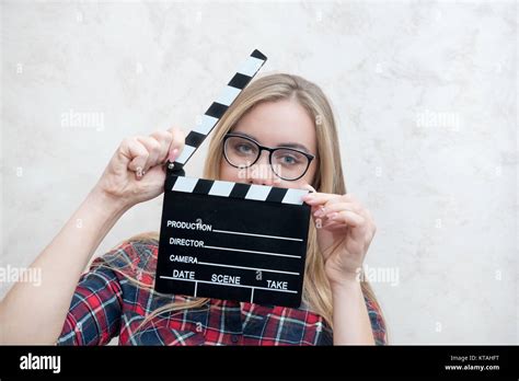 Jeune Femme Blonde Actrice Posant Avec Movie Clapper Board Yeux Close Up Looking At Camera Photo