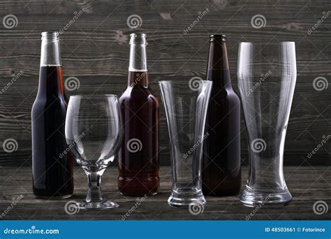 Diverse Typesbier En Bierglazen Stock Afbeelding Image Of Licht