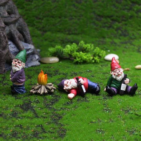 Купить Фигурка озорного садового гнома из смолы, рождественское платье ...
