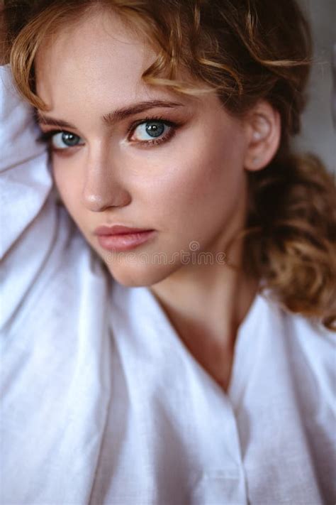 Junge Blonde Frau in Einem Lockeren Weißen Hemd Und Jeans in Einem Loft Interieur Nahe