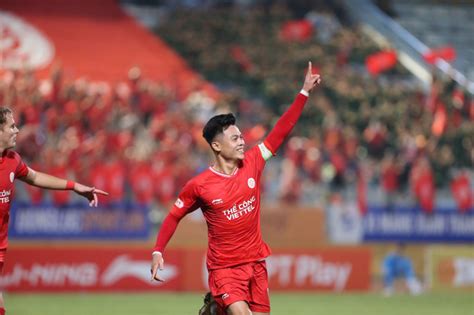 Hot Tóm dính cầu thủ điển trai nhất nhì U23 Việt Nam hẹn hò với bạn gái hot TikToker ngoài phố