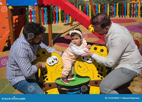 Gay Casado Pareja Jugando Con Su Hija En El Patio Muy Feliz Imagen De Archivo Imagen De