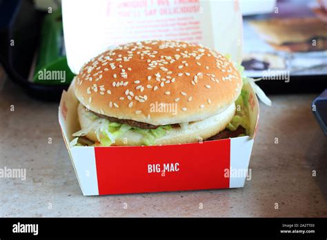 Mcdonalds Big Tasty Bacon Hi Res Stock Photography And Images Alamy🍍