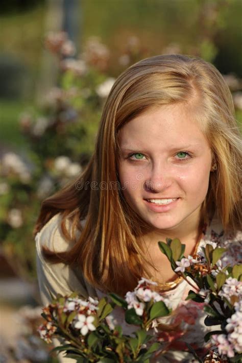 Fille Blonde Avec Un Sourire Toothy Image Stock Image Du Lifestyles Charme 39576045