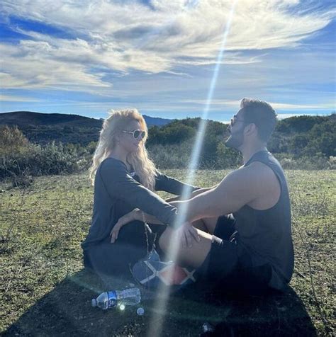 Britney Spears poses naked in shower to announce shes changed her