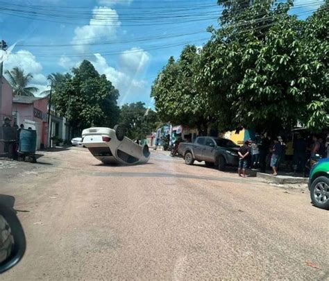 Motorista Perde O Controle Do Carro Colide Picape Estacionada E