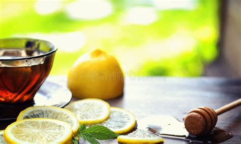 Te Med Citronen Och Mintkaramellen I Natur En Kopp Av Varmt