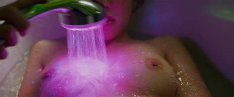 Naked Carla Juri In Feuchtgebiete