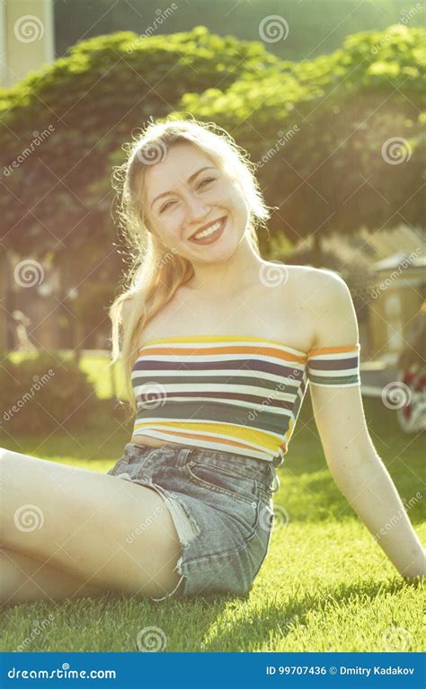 Portrait D Une Fille Blonde De Beau Sourire De Jeunes En Parc De Ville Central Park Un Jour