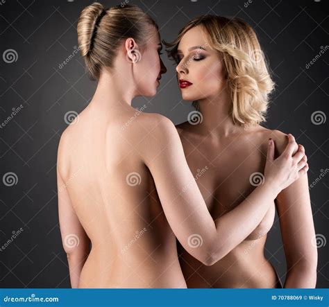 Donne Bionde Nude Che Abbracciano Davanti Alla Macchina Fotografica Immagine Stock Immagine Di