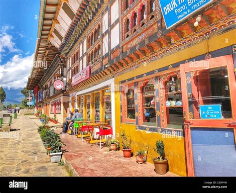 Bhutan Street Traditional Hi Res Stock Photography And Images Alamy