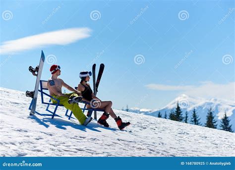 Sexy Skier Woman In Bikini E Snowboarder Man Con Busto Nudo Sullo