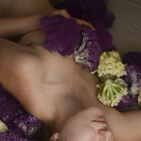 NÓNG RỰC Nữ nông dân vui vẻ thoát y chụp nude cùng rau củ quả