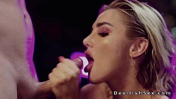 Mec Baise Une Blonde Sexy En Bas Noirs XVIDEOS