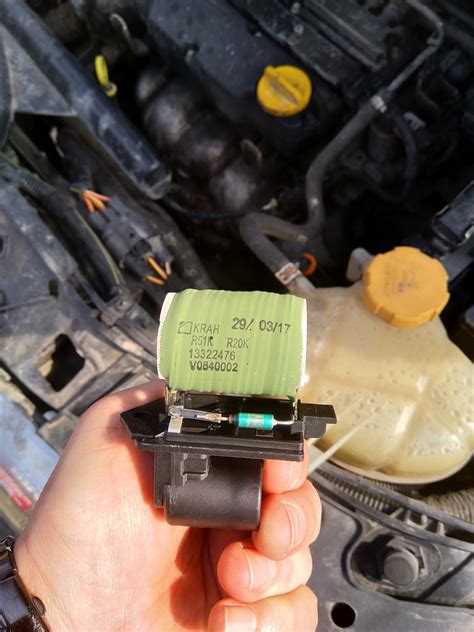 Резистор вентилятора радиатора. — Opel Corsa D, 1,4 л, 2008 года ...