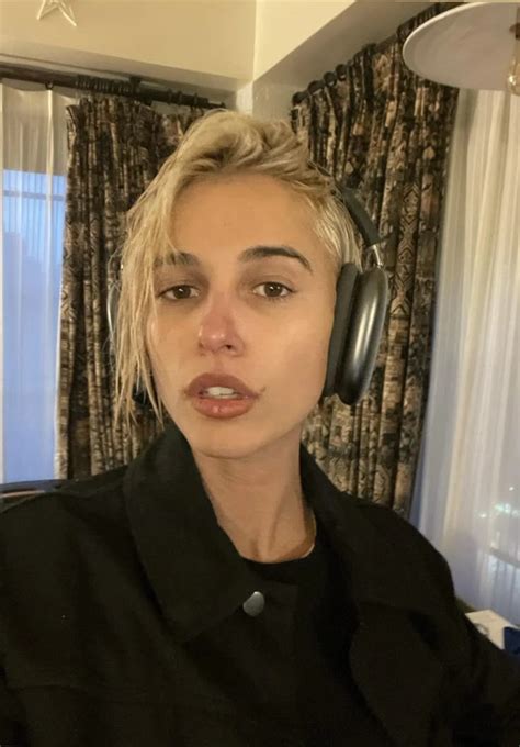 Pin By Pinner On Naomi Scott Naomi Scott Blonde Ale Blonde Highlights