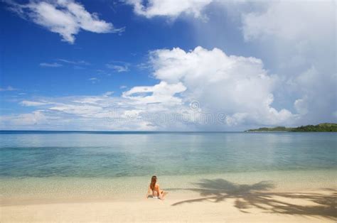 Jeune Femme Dans Le Bikini Se Reposant Sur Une Plage Tropicale Nananu Je Ra I Image Stock