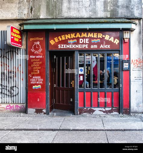 Besenkammer Bar Eine der ältesten Gay Bars in Berlin unter der angehobenen Bahnhof am
