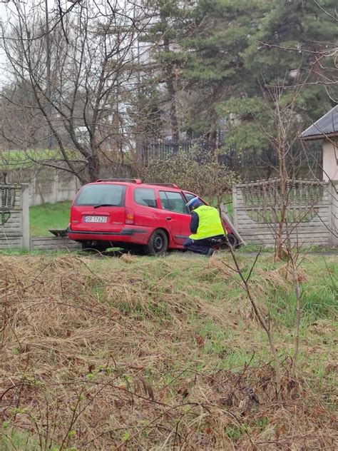 Wypadek Na Podmiejskiej Auto Wjecha O W Ogrodzenie Kierowca Trafi Do