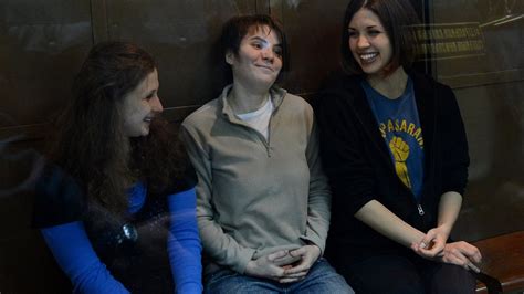 Russie Medvedev veut la libération des Pussy Riot Radio Canada