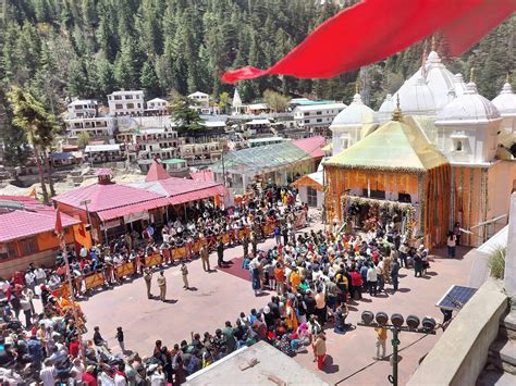 विधि विधान से खुले केदारनाथ धाम गंगोत्री यमुनोत्री के कपाट चारधाम यात्रा की शुरुआत पर उमड़ी