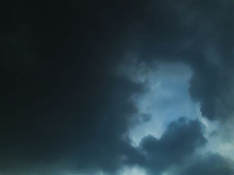 langit gelap siap hujan foto stok  gambar  alam awan