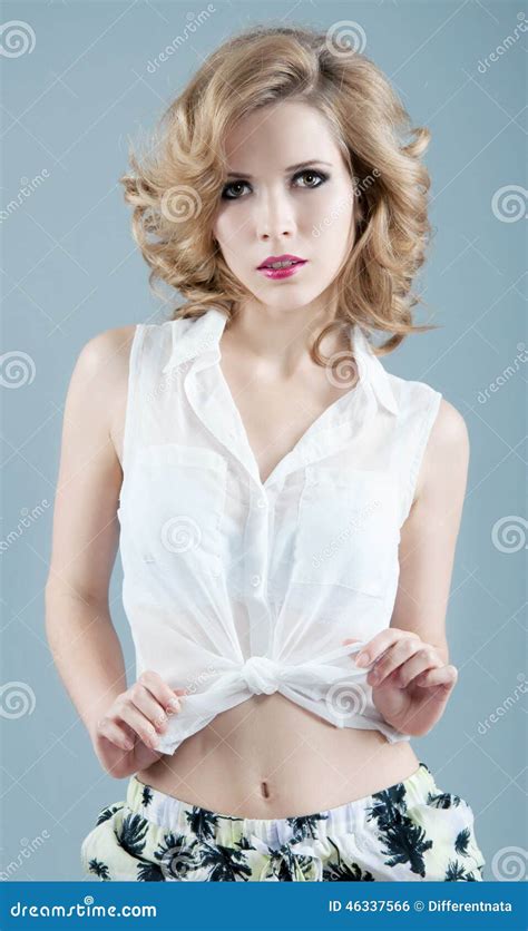 Portrait De Studio De Femme Blonde En Bref Et Le Chemisier Blanc Sexy Photo Stock Image Du