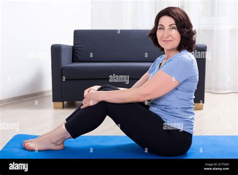 Healthy Lifestyle Concept Slim Sporty Mature Woman Doing Exercises On