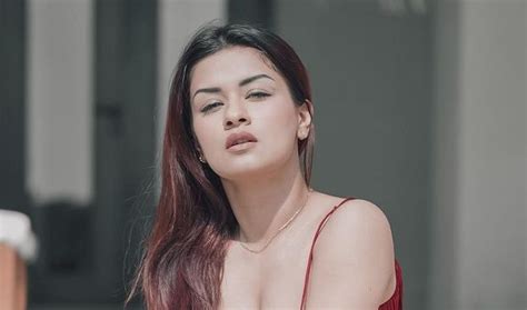 Avneet Kaur Shared Hot Pictures In Joggers Pants And Crop Top The Caption Caught Peoples