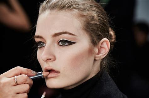 Tips Memilih Lipstik Nude Sesuai Warna Kulit Supaya Nggak Terlihat Pucat