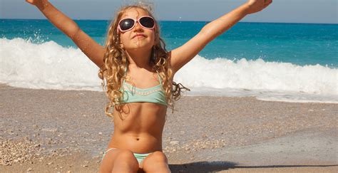 Debate siempre haces que tu hija use la parte de arriba del bikini aunque sea pequeñita