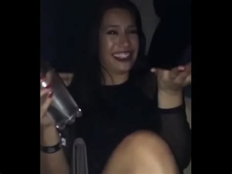 Mostrando A Buceta Na Balada XVIDEOS