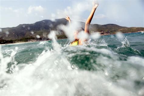 Chapoteo Atractivo De Las Ondas Del Mar De La Nadada De La Muchacha Del Bikini Foto De Archivo