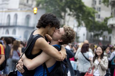 Piazza Dante Aggredita Coppia Gay Si Stavano Baciando