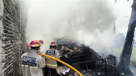 Gudang Penyimpanan Barang Bekas Di Jetis Bantul Dilalap Si Jago Merah