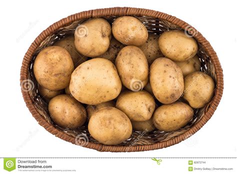 Pommes De Terre Crues Dans Le Panier Sur Le Fond Blanc Photo Stock