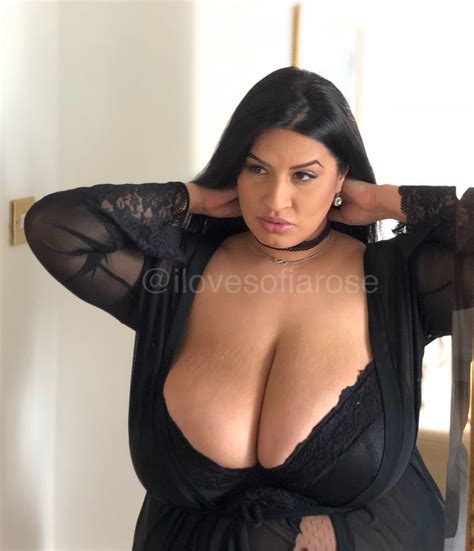 Magic Alexander 1976: Sofia Roses Decolletée