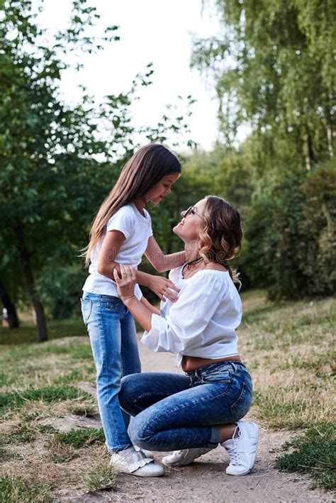 Junge Blonde Mutter Für Bild Mit Ihrer Brunette Tochter Im Park Im Sommer Darstellt Tragen