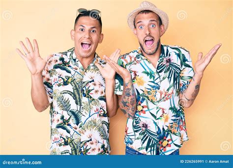 Joven Pareja Gay De Dos Hombres Con Sombrero De Verano Y Camisa Hawaiana Celebrando Locos Y