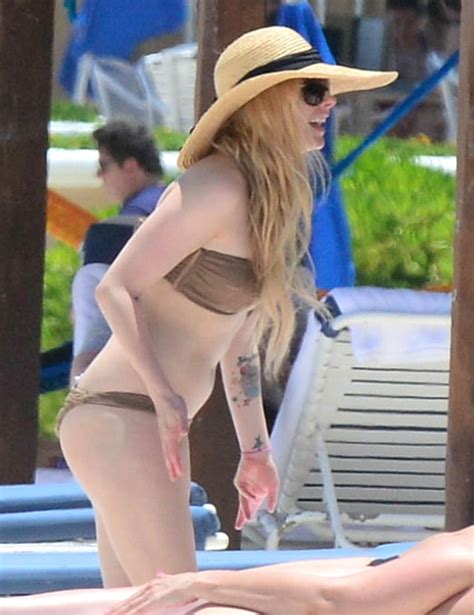 Naked Avril Lavigne Added 07 19 2016 By