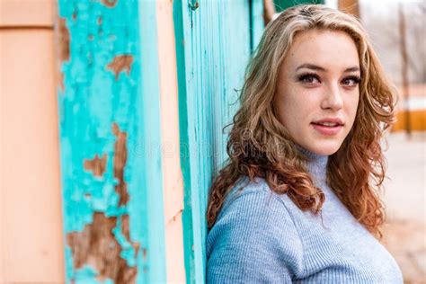 Hübsche Blonde Frau Im Rollkragenpulli Stockbild Bild von reizvoll einstellung 144953079