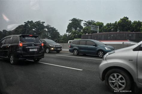 Menko PMK Dan Menhub Tinjau Tol Jakarta Cikampek Contraflow